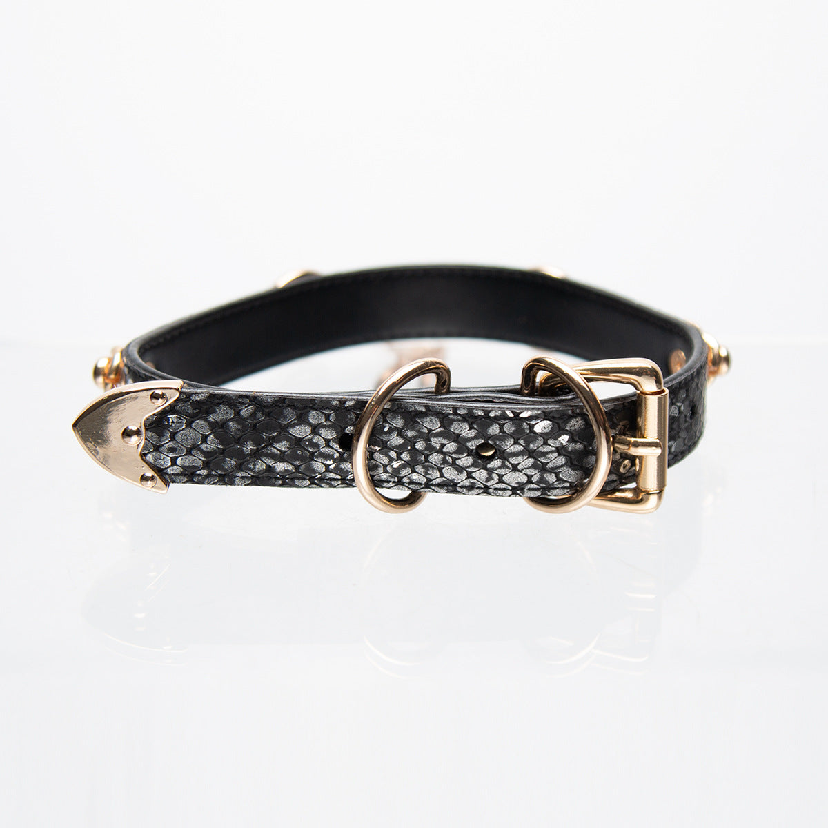 Heart shape ring snake skin texture collar